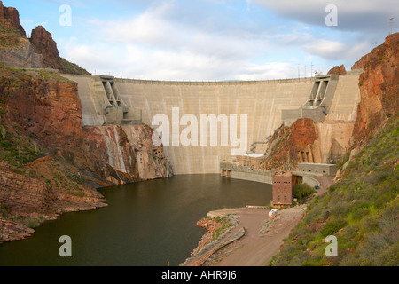 Theodore Roosevelt diga sul Lago di Apache a ovest di Phoenix AZ nella Sierra Ancha montagne Foto Stock