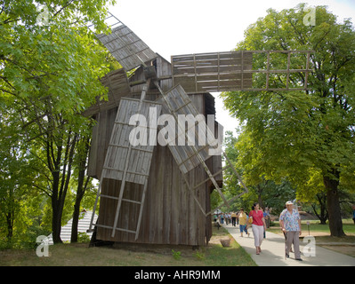 Un palazzo del XIX secolo il mulino a vento nel Museo del villaggio a Bucarest / Romania Foto Stock