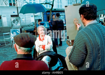 Parigi Francia Montmartre "Place du Tertre" artista di MARCIAPIEDE ritratti di donna anziana turista, donne anziane gruppo serio Foto Stock
