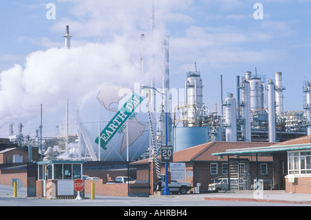 Serbatoio dipinta come un globo con le parole la Giornata della Terra 1970 1990 a Unocal raffineria di petrolio a Los Angeles CA Foto Stock