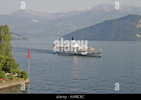 Il centenario piroscafi a ruote sul lago di Lucerna in Svizzera Foto Stock