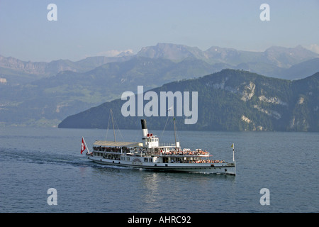 Il centenario piroscafi a ruote sul lago di Lucerna in Svizzera Foto Stock