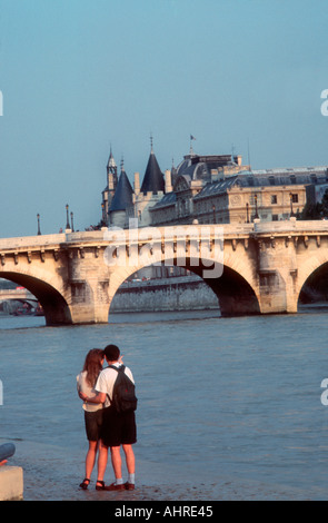Parigi Francia, viaggio romantico fiume Senna, coppia giovane, posteriore, guardando verso 'Pont Neuf" Foto Stock