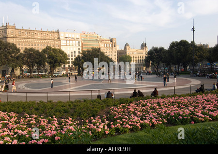 Per coloro che godono di parco pubblico di Big City Plaza España Barcellona Cataluña Spagna Foto Stock