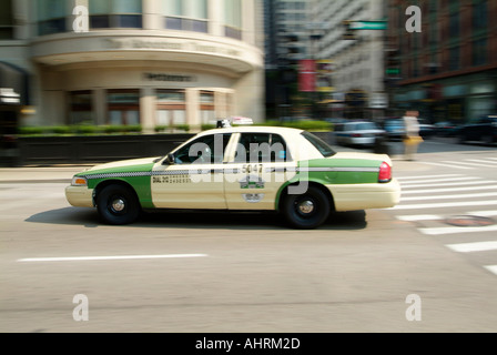 Taxi fornisce il trasporto per i viaggiatori a Chicago in Illinois Foto Stock