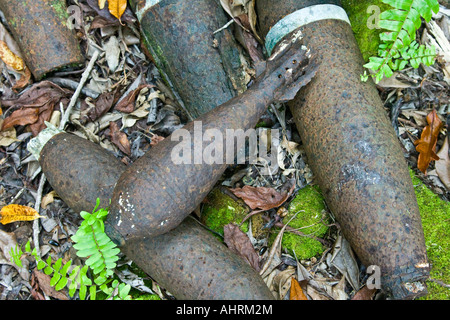 Ordigni giapponese della Seconda guerra mondiale le munizioni inesplosi reliquia di guerra rovine Peleliu Palau Foto Stock
