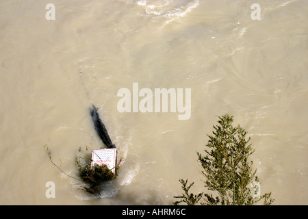 Le alluvioni del fiume Isar Agosto 2005 firmare nessun campeggio etc inondato Monaco di Baviera Baviera Germania Foto Stock