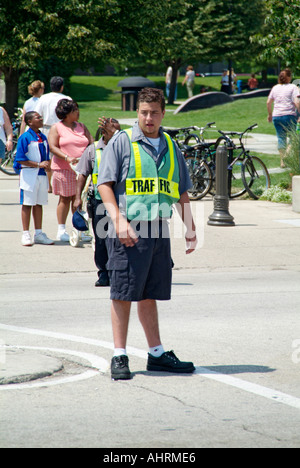 La polizia del traffico pedonale diretto e il traffico automobilistico nella trafficata downtown Chicago Illinois Foto Stock