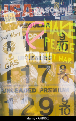Collage dei prezzi della benzina e segni di protesta Foto Stock