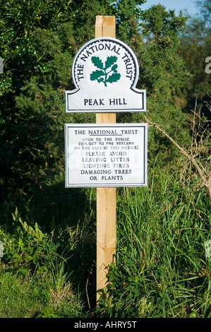 Il National Trust segno posto al picco di collina vicino Ladram Bay Devon England Regno Unito Foto Stock