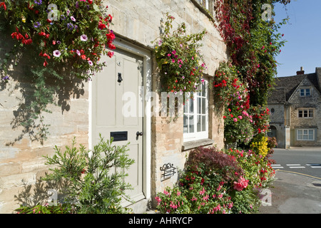 Un fiore casa coperto nella parte inferiore di Cecily Hill nel Cotswold città di CIRENCESTER, GLOUCESTERSHIRE Foto Stock