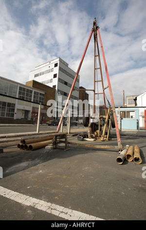 Un cavo percussioni perforazione di fori di trivellazione rig impostare, pronto a lavorare. Foto Stock