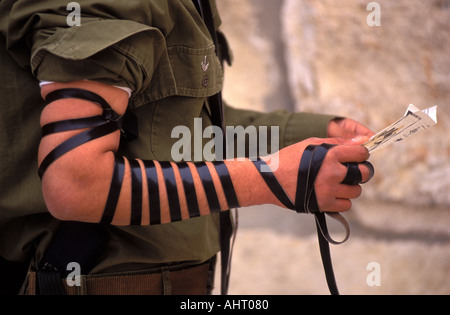 Militari israeliani (IDF) soldato presso la Western Muro del Pianto, la Città Vecchia di Gerusalemme, Israele. Foto Stock