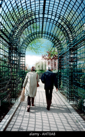 Parigi Francia, coppia Parchi urbani a piedi dietro, in Park lungo il sentiero 'la Promenade Plantée' Springtime Foto Stock