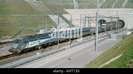 Eurotunnel automezzo pesante (HGV) treno navetta esce dal Portale francese a Calais dopo un viaggio attraverso il tunnel sotto la Manica Foto Stock