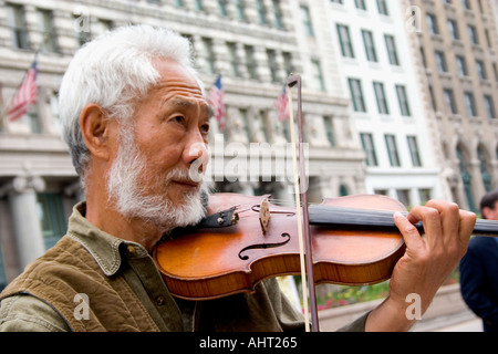 Street violino musicista su Michigan Avenue di fronte all'Istituto d'arte. Chicago in Illinois IL USA Foto Stock