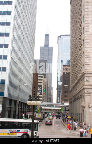 Visualizza in basso Monroe Street della Sears Tower e il loop. Chicago in Illinois IL USA Foto Stock