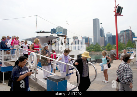 Chicago il Navy Pier passeggeri in uscita dal Lago Michigan cruise tour in barca skyline in background. Chicago in Illinois IL USA Foto Stock