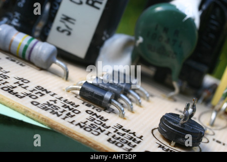 Componenti elettronici montati su una scheda di circuito elettronico. Foto Stock