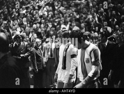 Calcio, Bundesliga, 1970/1971, Borussia Moenchengladbach contro FC Bayern Monaco 3:1, i team di venire a Boekelberg Stadium, capitani Guenter Netzer (MG) a sinistra e Franz Beckenbauer (FCB) destro Foto Stock