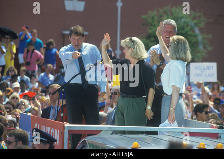 Il governatore Bill Clinton senatore Al Gore Hillary Clinton e il ribaltatore Gore sul 1992 campagna Buscapade tour in Texas Corsicana Foto Stock