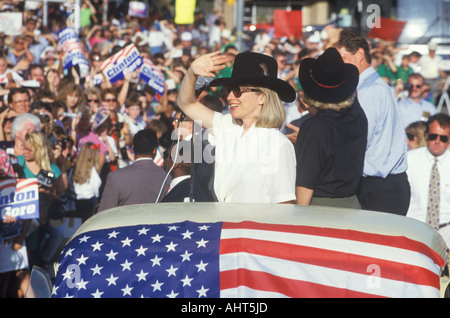 Il governatore Bill Clinton senatore Al Gore Hillary Clinton e il ribaltatore Gore presso la County Court House durante il 1992 Buscapade Foto Stock