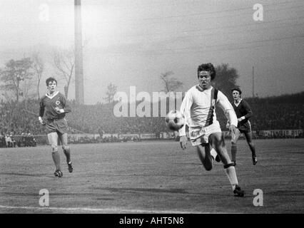 Calcio, Bundesliga, 1970/1971, Rot-Weiss Oberhausen versus Borussia Moenchengladbach 0:2, Niederrhein Stadium di Oberhausen, scena del match, f.l.t.r. Reiner Hollmann (RWO), Jupp Heynckes (MG), Werner Ohm (RWO) Foto Stock