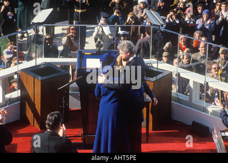 Bill Clinton 42nd Presidente abbraccia moglie Hillary Clinton e la figlia Chelsea il giorno dell'inaugurazione 1993 Washington DC Foto Stock