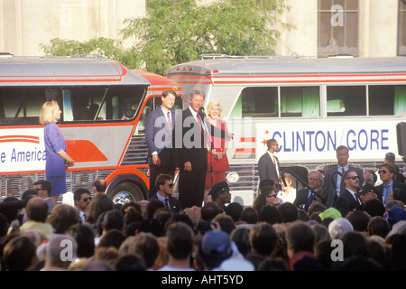 Il governatore Bill Clinton e il senatore Al Gore sul 1992 campagna Buscapade kick off tour in Cleveland Ohio Foto Stock