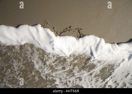 Un cuore disegnò nella sabbia e lavata via dal mare, numero 2 di 2 Foto Stock