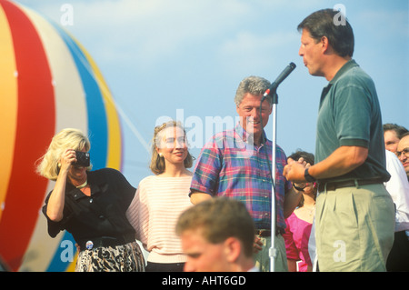 Il governatore Bill Clinton e il senatore Al Gore sul 1992 campagna Buscapade tour in Youngstown Ohio Foto Stock