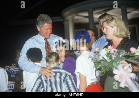 Il governatore Bill Clinton abbraccia un gruppo di bambini a Tyler Junior College sulla Clinton Gore 1992 campagna Buscapade tour in Foto Stock