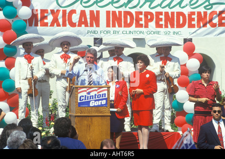 Il governatore Bill Clinton e U S Senato candidato Diane Feinstein a un il giorno dell indipendenza messicana celebrazione nel 1992 al Baldwin Foto Stock