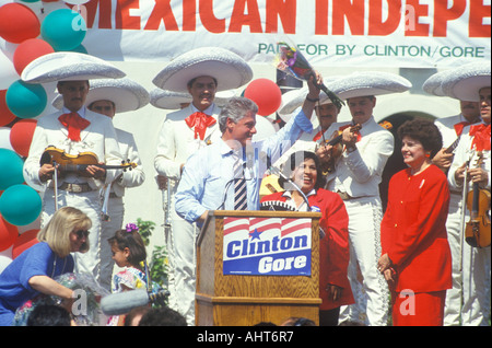 Il governatore Bill Clinton e U S Senato candidato Diane Feinstein a un il giorno dell indipendenza messicana celebrazione nel 1992 al Baldwin Foto Stock