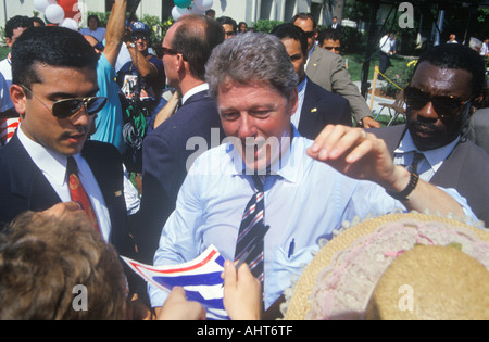 Il governatore Bill Clinton scuote le mani in un rally a un il giorno dell indipendenza messicana celebrazione nel 1992 a Baldwin Park Los Angeles Foto Stock