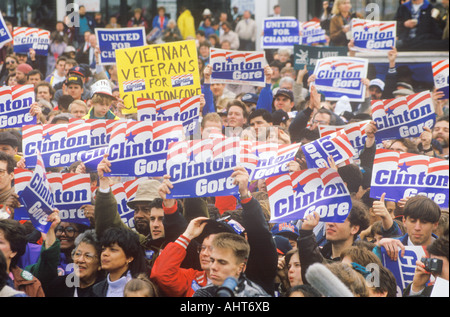 La folla saluta il governatore Bill Clinton ad una campagna di Ohio rally nel 1992 il suo ultimo giorno di campagna elettorale Cleveland Ohio Foto Stock