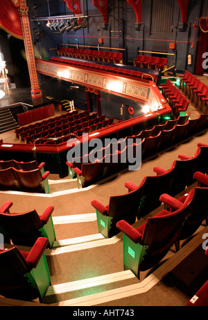 Interno di un teatro che mostra le sedi e balcone Foto Stock