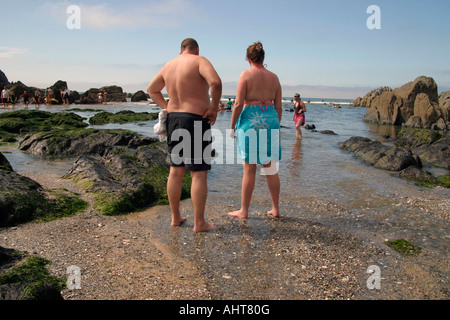 2 leggermente sovrappeso persone su una spiaggia in Devon UK Foto Stock