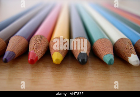 In prossimità di una linea di matite colorate. Foto Stock