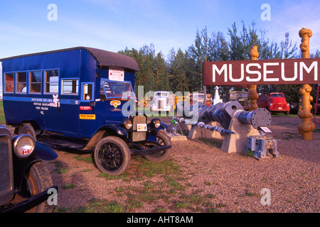 Un'annata Chevrolet bus sul display del 'Fort Nelson' Heritage Museum in British Columbia settentrionale del Canada Foto Stock