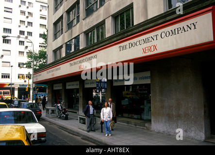 Persone in attesa alla fermata Buenos Aires Provincia di Buenos Aires Argentina Foto Stock