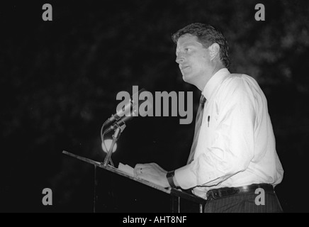 Il senatore Al Gore affronta la folla a un fundraiser DNC in New York City 1992 Foto Stock