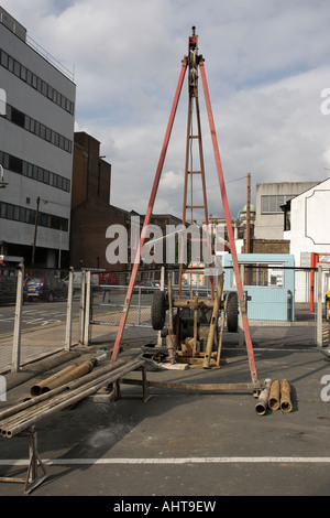 Un cavo percussioni perforazione di fori di trivellazione rig impostare, pronto a lavorare. Foto Stock