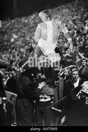 Calcio, European Cup, 1971/1972, ottavo di finale, prima gamba, Borussia Moenchengladbach contro Inter Mailand 7:1, Boekelberg Stadium di Moenchengladbach, gioendo Gladbach fans presentano un carattere di cartone del loro idolo Guenter Netzer, a causa di una partita di football fans Foto Stock