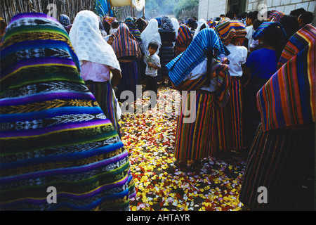 Santo Patrono parata nel villaggio di San Tommaso durante il festival de Santo Tomas vicino a Antigua Guatemala Foto Stock