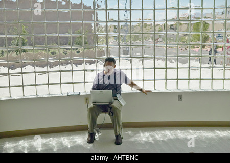 Media il personale che lavora sul computer portatile a Ralph Cadwallader Middle School Las Vegas NV Foto Stock