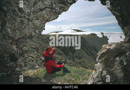 Un turista nella grotta di roccia Altai Russia Foto Stock