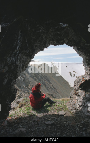 Un turista nella grotta di roccia Altai Russia Foto Stock