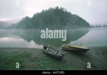 Due barche sul fiume Lebed s banca anche tradotto come il fiume Swan Altai Russia Foto Stock