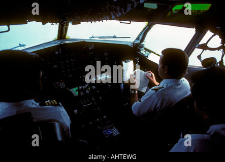 Pilota e copilots sopra parco nazionale Manuel Antonio Puntarenas Provincia Costa Rica Foto Stock